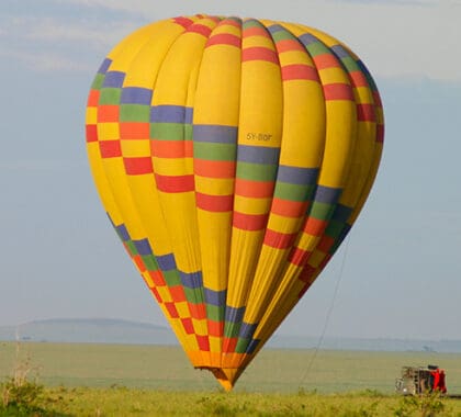 Un vehículo que transporta el desayuno se reúne con el globo una vez que ha aterrizado con seguridad.