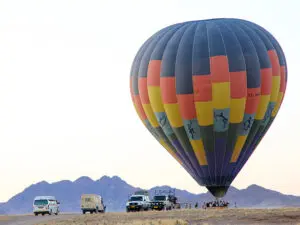 Zodra je geland bent, wordt er ontbijt geserveerd terwijl het team voor de ballon zorgt.