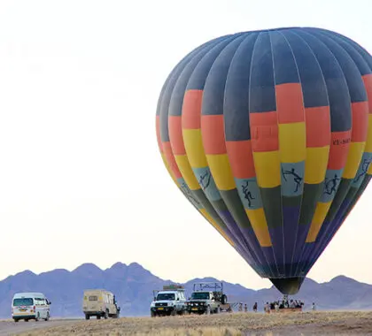 Una vez en tierra, se sirve el desayuno mientras el equipo se ocupa del globo.