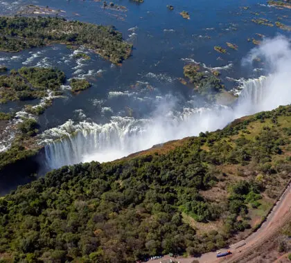 Vista aérea de las cataratas Victoria, en la frontera entre Zimbabue y Zambia