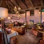 Relájese en el amplio salón.