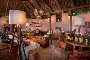 Relájese en el amplio salón.