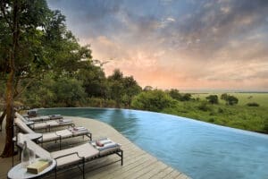 Piscina a lo largo de la cubierta.