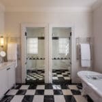 Los amplios cuartos de baño están revestidos de mármol blanco y negro con bañera, ducha grande o ambas.