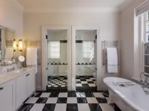 Los amplios cuartos de baño están revestidos de mármol blanco y negro con bañera, ducha grande o ambas.