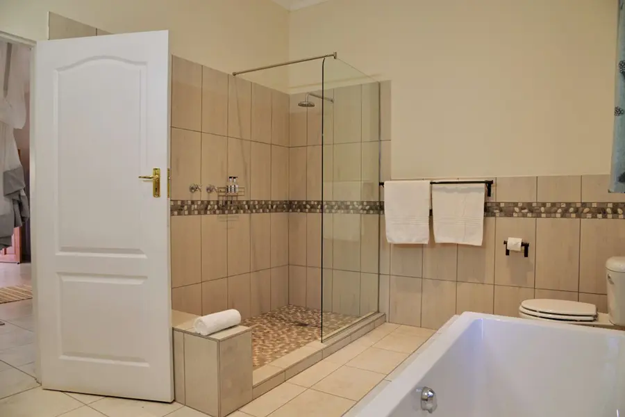 Manténgase fresco en los elegantes cuartos de baño.