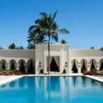 La serena piscina y el patio exterior son el lugar ideal para relajarse y desconectar.