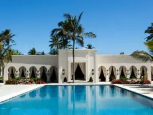 La serena piscina y el patio exterior son el lugar ideal para relajarse y desconectar.