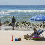 Tomar el sol en los días de playa. 