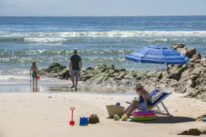 Tomar el sol en los días de playa. 