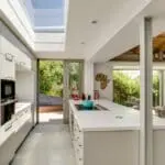 La cocina cuenta con una placa Gaggenau, una cafetera Nespresso y una nevera doble para vinos, entre otros electrodomésticos.
