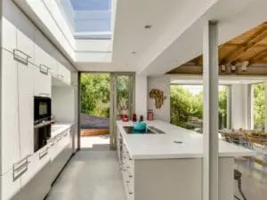 La cocina cuenta con una placa Gaggenau, una cafetera Nespresso y una nevera doble para vinos, entre otros electrodomésticos.