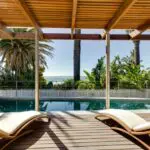 Su piscina privada está climatizada y cuenta con una terraza sombreada, tumbonas y vistas al océano Atlántico.