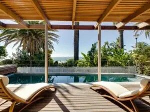 Su piscina privada está climatizada y cuenta con una terraza sombreada, tumbonas y vistas al océano Atlántico.