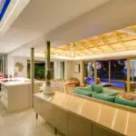 La decoración es elegante, moderna y con algún que otro toque extravagante, como los bañistas de Clifton Fourth Beach.