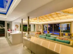 La decoración es elegante, moderna y con algún que otro toque extravagante, como los bañistas de Clifton Fourth Beach.