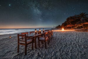Contemple las estrellas mientras disfruta de una cena en la playa. 