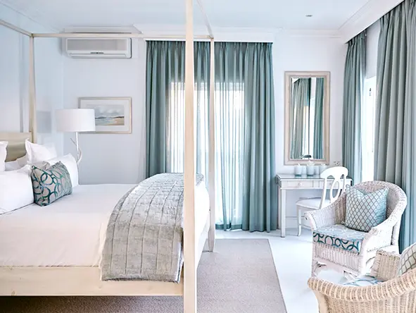 Las espaciosas suites están decoradas con colores playeros; la madera blanqueada, la ropa de cama blanca y los tonos verde azulado, azul y gris contribuyen al ambiente.