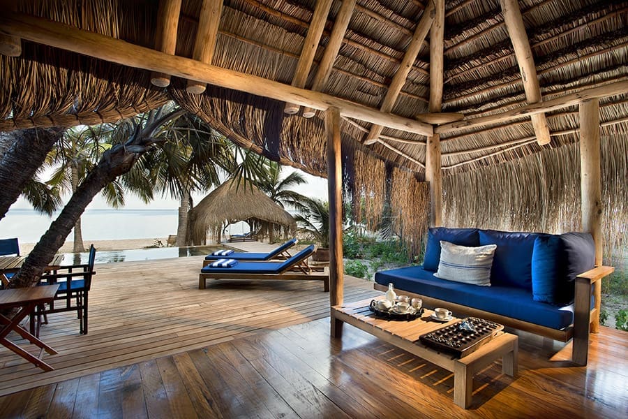 Gran terraza de madera con piscina privada.
