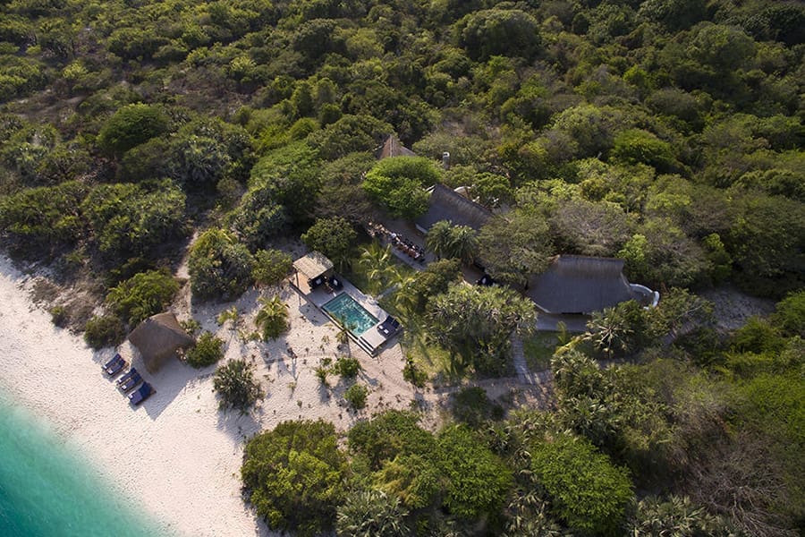 Rodeado de la naturaleza salvaje de las islas de Mozambique.