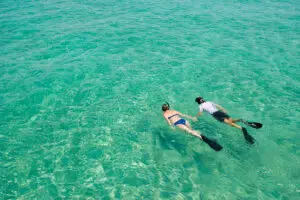 Aguas cristalinas de la bahía de Benguerra.