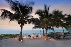 Cena romántica en la playa.