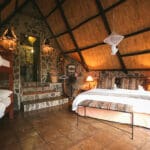 Big Cave Camp ofrece una suite familiar con cama de matrimonio y litera doble.
