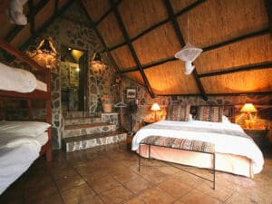 Big Cave Camp ofrece una suite familiar con cama de matrimonio y litera doble.