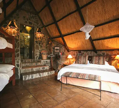 Big Cave Camp ofrece una suite familiar con cama de matrimonio y litera doble.