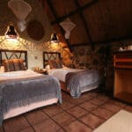 Hay habitaciones dobles con baño para los niños mayores.