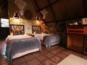 Hay habitaciones dobles con baño para los niños mayores.