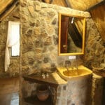 Todas las habitaciones tienen un sencillo pero funcional cuarto de baño con inodoro, ducha y lavabo.