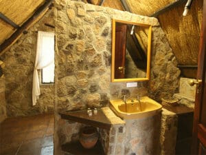 Todas las habitaciones tienen un sencillo pero funcional cuarto de baño con inodoro, ducha y lavabo.