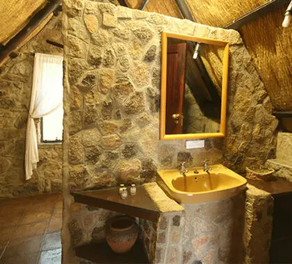 Todas las habitaciones tienen un sencillo pero funcional cuarto de baño con inodoro, ducha y lavabo.