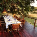 Un hermoso lugar para cenar con vistas al río Luangwa.