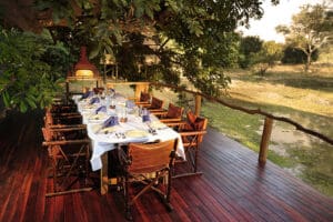 Un hermoso lugar para cenar con vistas al río Luangwa.