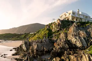 Dramático acantilado en Hermanus con vistas a la bahía de Walker.