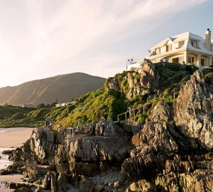 Dramático acantilado en Hermanus con vistas a la bahía de Walker.