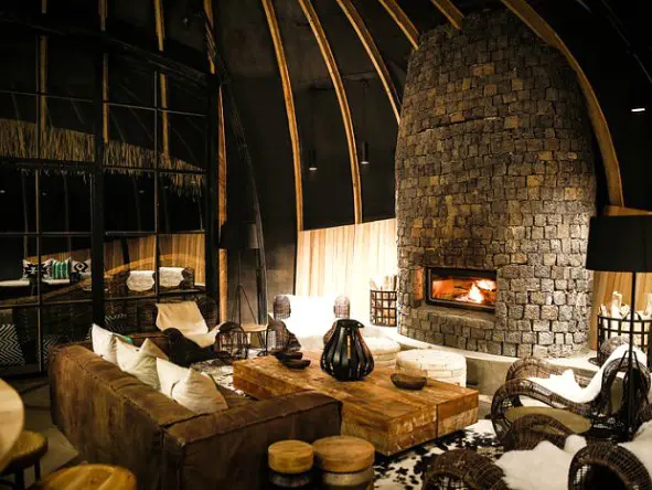 The lounge invites guests to enjoy post-trek or pre-dinner drinks.
