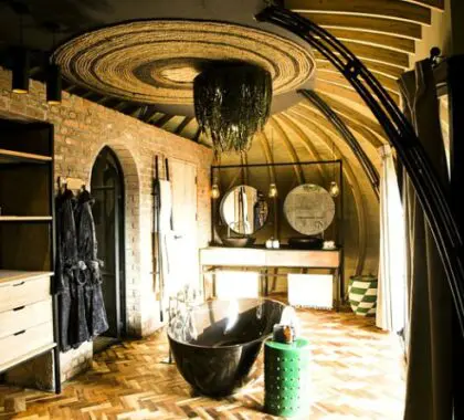 El cuarto de baño de una Forest Villa ofrece un nivel de lujo sin precedentes en Ruanda.