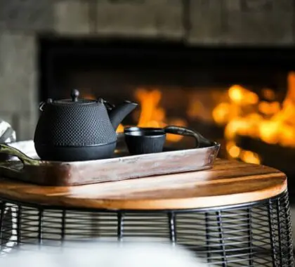 Disfrute de las lujosas comodidades del lodge y del té servido junto a la chimenea.