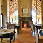 Deliciosa cena junto a la chimenea.