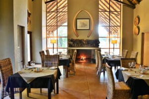 Deliciosa cena junto a la chimenea.