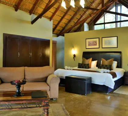 Black-Rhino-Game-Lodge_suite-bedroom