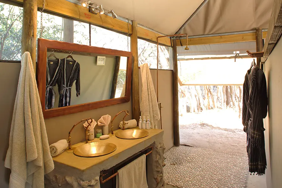bots_meno-a-kwena_guest-tent-bathroom-2