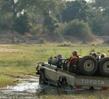 Los robustos vehículos abiertos garantizan que todo el mundo pueda disfrutar de las vistas durante un safari en Botsuana, sean cuales sean las condiciones de la carretera.