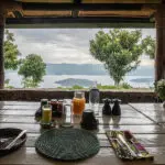 Desayuno con vistas al lago y a la montaña en el Virunga Lodge.