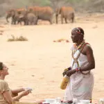Desayuno con ellies al fondo en Saruni Samburu.