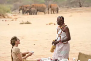 Desayuno con ellies al fondo en Saruni Samburu.