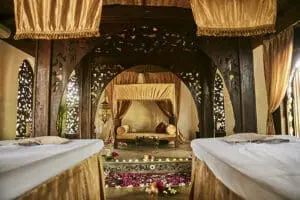 El spa es un paraíso para quienes buscan relajarse y rejuvenecer, especialmente en el Baño del Sultán.